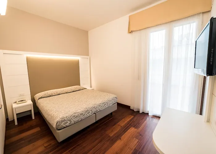 Отель Alexander